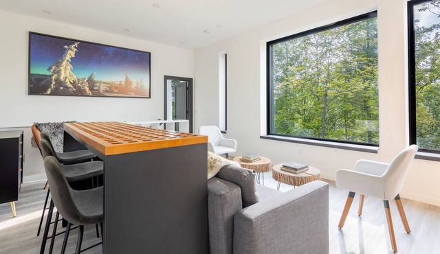 2BR w/Mountain Views + Infrared Sauna Near Town