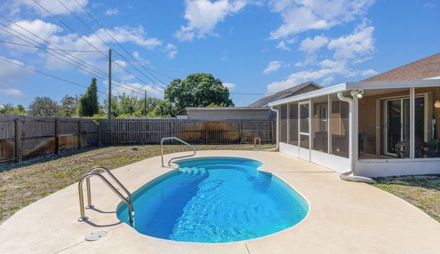 3-bedroom pool house in Palm Bay in quiet neighborhood
