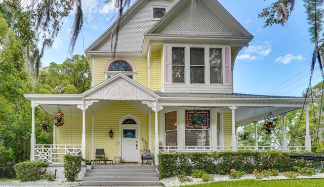 3 Blocks to Ocala Square! Historic Home w/Hot Tub