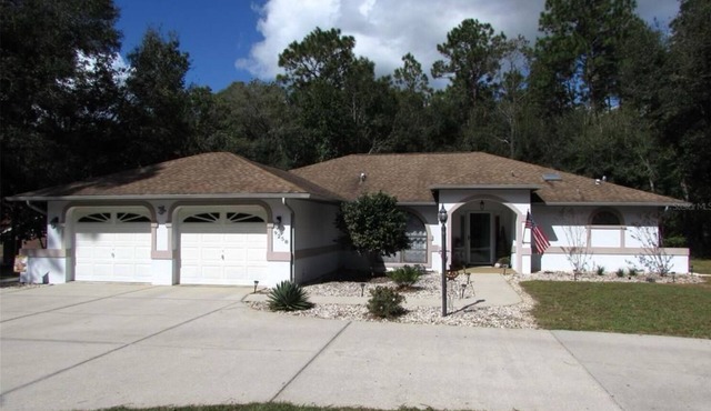 3-BR house w/heated pool in charming Dunnellon with AC, WiFi. Enjoy a cozy stay