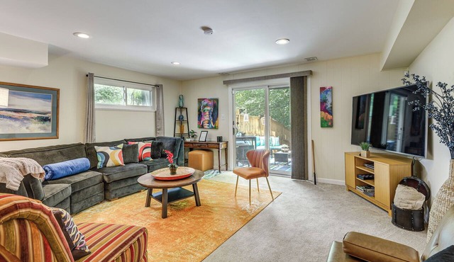 3 Mi to Dtwn Silver Spring: Convenient Apartment