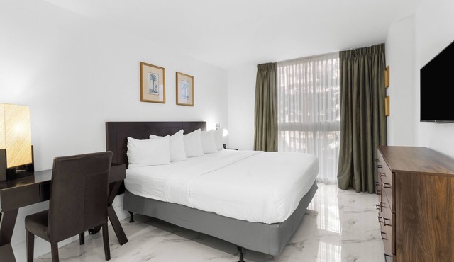3 Relaxing Units| Spacious Flat with Gym & Steam Room | 2.0 mi to Miracle Mile