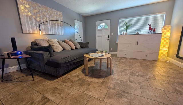 3BR w/Theater, Pool Table & Parking