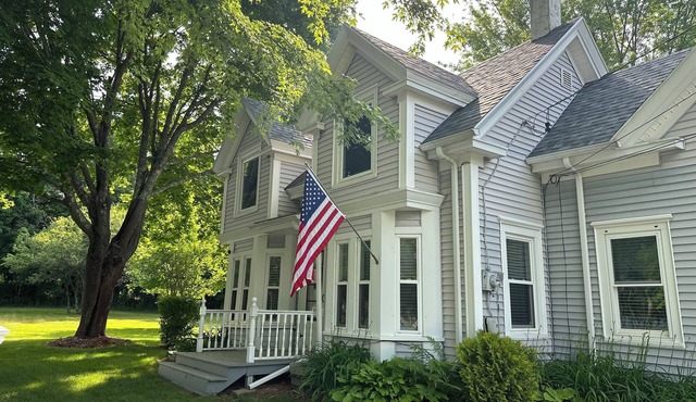 4 bedroom beautifully decorated 'Down East ' retreat!