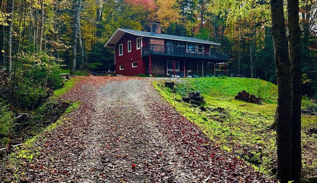 4-bedroom chalet with outdoor hot tub in lovely Wilmington with WiFi