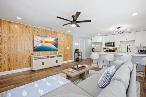 4 Fully Licensed 2BR Units 8BR Total Sleeps 20 Walk to Beach and Downtown