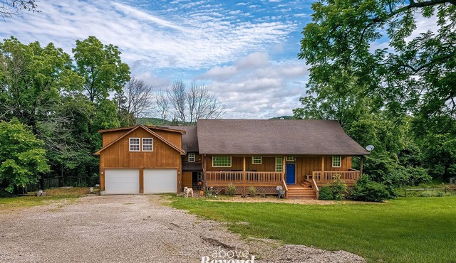 5 bed Mountain View Retreat on 8 Acres Near Town