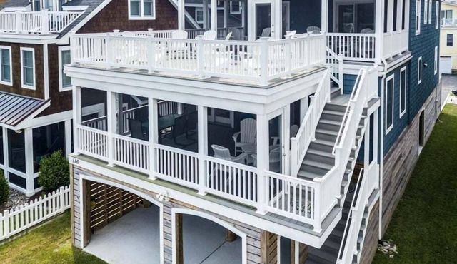 5 Bedroom oceanside house with a beach view from the decks!