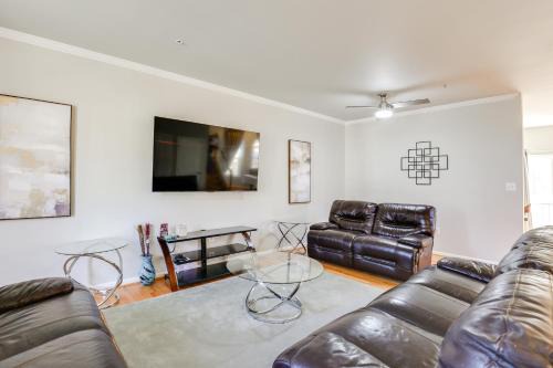 5 Mi to Show Place Arena: Quiet Townhome w/Patio