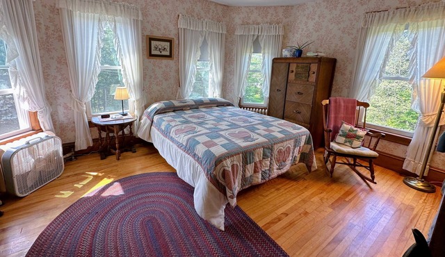 81JR private 2 bedrooms and 1 bathroom in grand Victorian home in the heart of the Whiite Mountains!