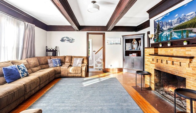 A/C, Sleeps 12 Short Drive to Beach