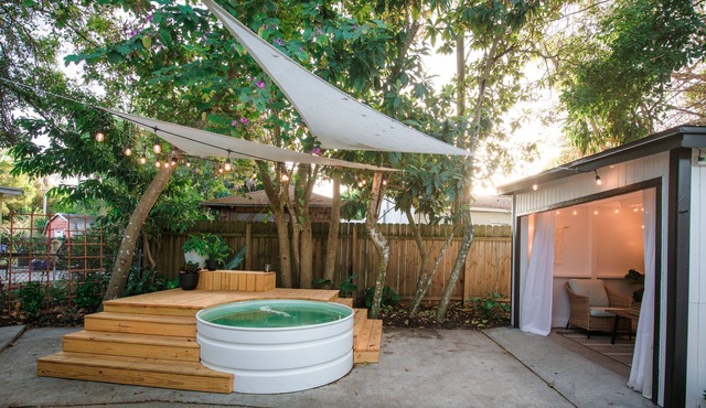 A Vero Oasis-Soaking pool, lanai w/ amenities