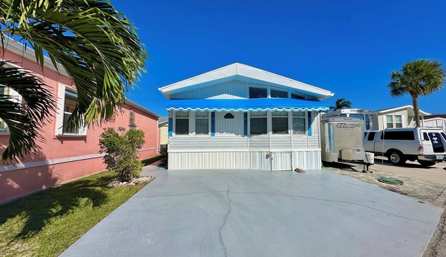 adorable 2 bedroom 1 1/2 bath beach home