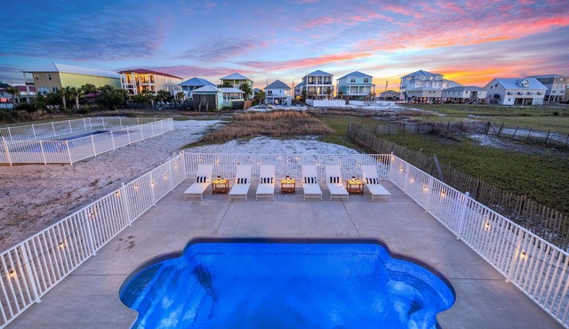 Adorable Beach Bungalow ONE BLOCK from the Gulf HEATED Pool available Oct-May!