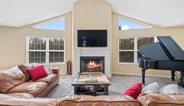 Aidan`s Mountainside Manor: Serene, Spacious Elegance near Adventure