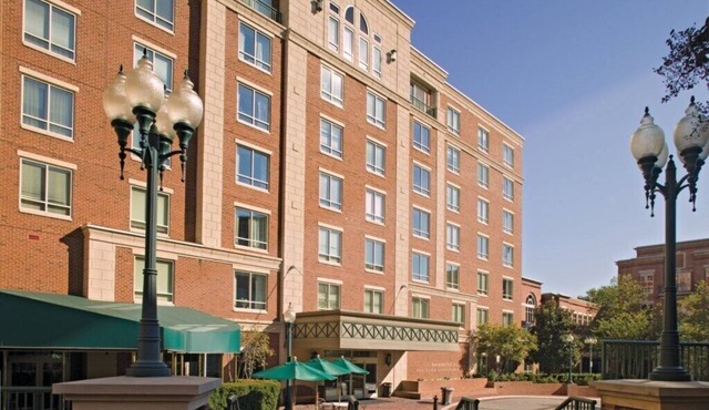 Alexandria | Couples Capital Stay | Gym + WiFi
