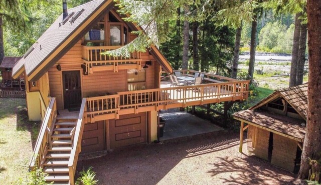 Alpen Commune - Riverfront 5-bedroom cabin in fantastic Greenwater