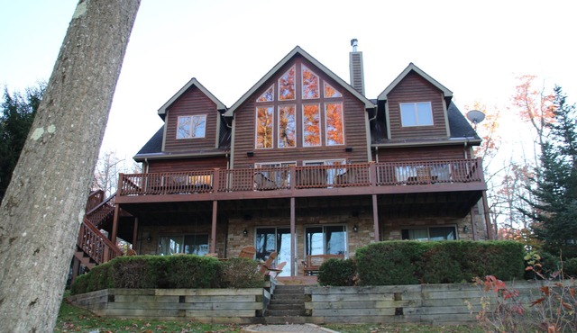 AMAZING LAKE FRONT 7 BR Home, Hot Tub, Fire Pit, Dock, Pool Table, NEW FIRE PIT