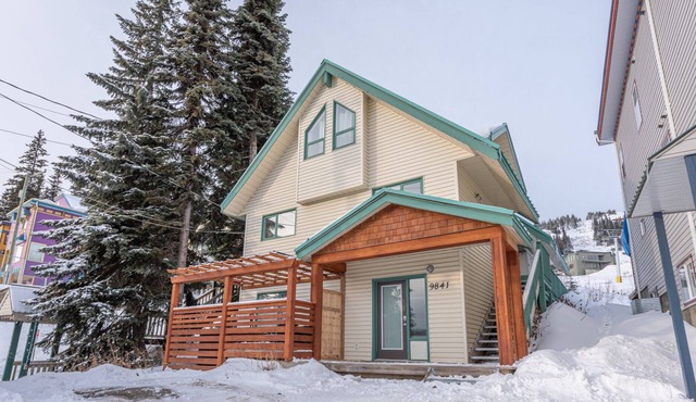 Authentic Ski Chalet w/Gas Fireplace & Hot Tub backing onto Alpine Chairlift
