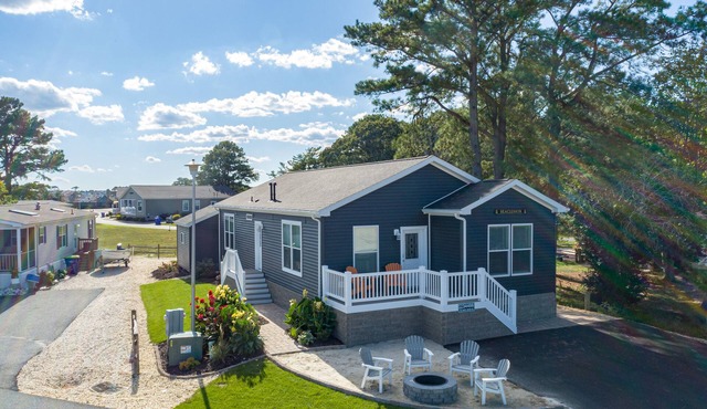 Bay front retreat - beach, pools, pet friendly!