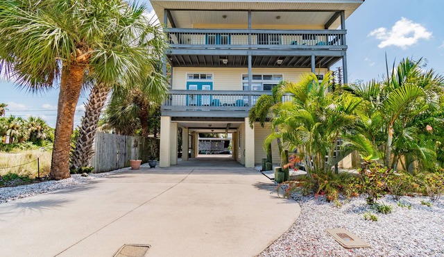 Beach House ! Sunset Decks ! Walk to Beach & John's Pass Boardwalk