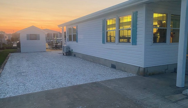 Beach living on a canal, pool, fishing, minutes to Fenwick beaches- shops-dining