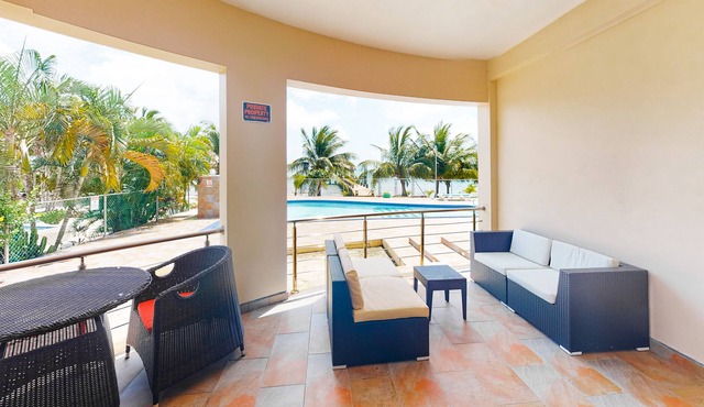 Beachfront Apartment w/Ocean View, Shared Pool, Kitchenette, Partial A/C & WiFi! in Placencia