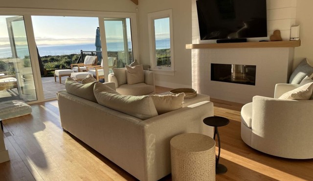 Beachfront luxury home with expansive deck, amazing views and BBQ patio!