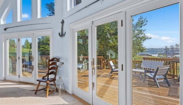 Beautiful 4-Bedroom Lakefront Cottage with Dock