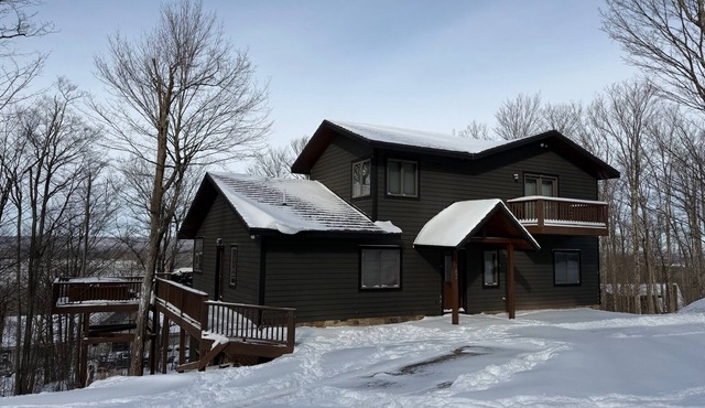 Beautiful and Well Appointed Mountain House! Steps to Dew Drop Ski Trail!