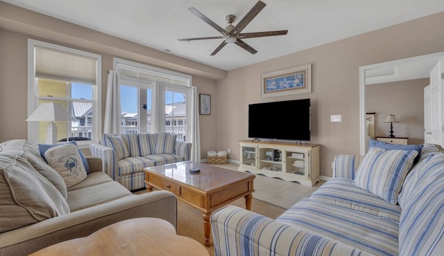 Beautiful condo 67th, FREE Linens/Towels, Beach Chairs & Cart included, 2 POOLS!