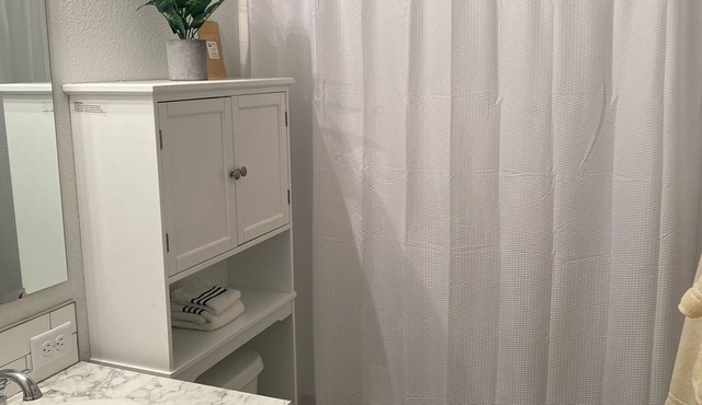 Beautiful Cozy Townhome next to Park & Shopping! Small Pets Welcome!