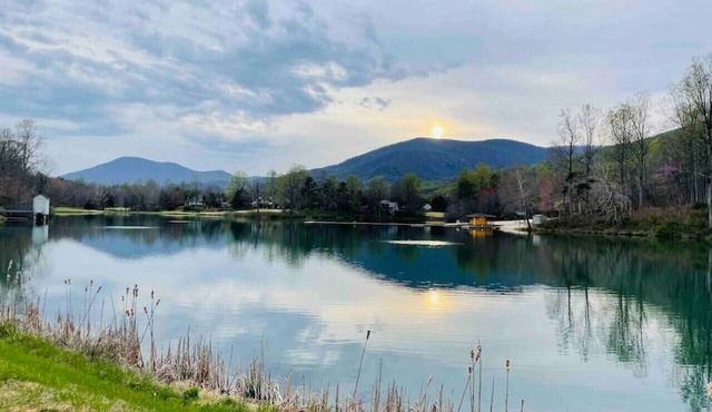 Beautiful Mountain Getaway 5Bd, Wineries, Breweries, Golk, Hiking, New Arcade!