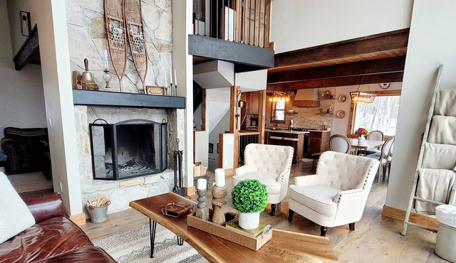 Beautiful West-Facing Home with Amazing Mountain & Sunset Views, Fireplace