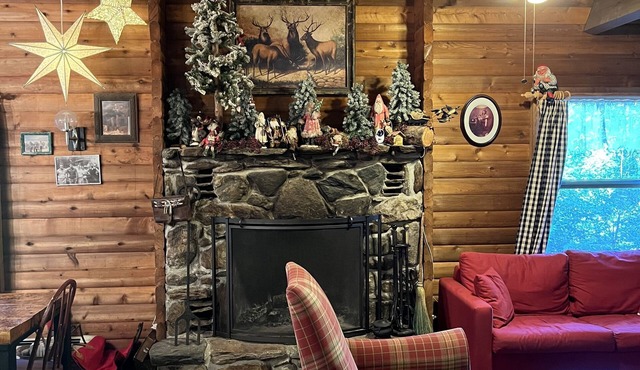 Beautifully decorated large private log home 10 minutes from the mountain.
