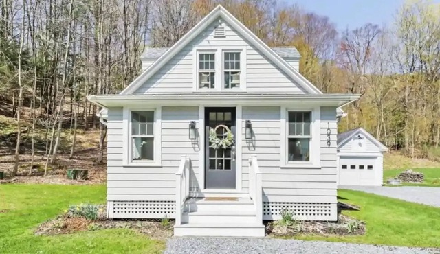 Berkshire Cottage - A cozy retreat for a fall/winter getaway