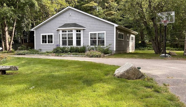 Bijou By The Bay-Guest House on large waterfront estate, short walk to Bar Harbor