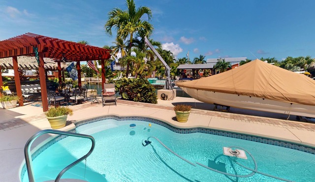 Blue Gem - Waterfront Luxury - Tiki Bar - Pool - Boat Dock - 4BD/3Bath
