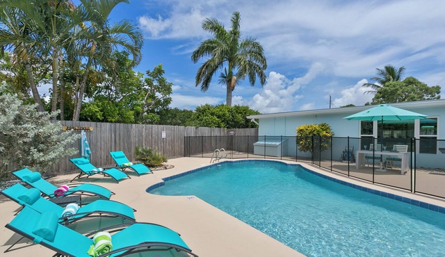Blue Heaven Palm Beach Oasis w/HEATED Pool, in Quiet Neighborhood- 6 min to PBI