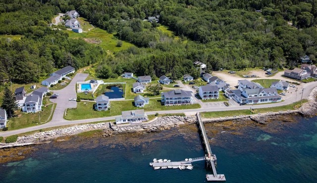 Bluebird Ocean Point | Inn Oceanfront King | 15 Min Walk to Grimes Cove Beach