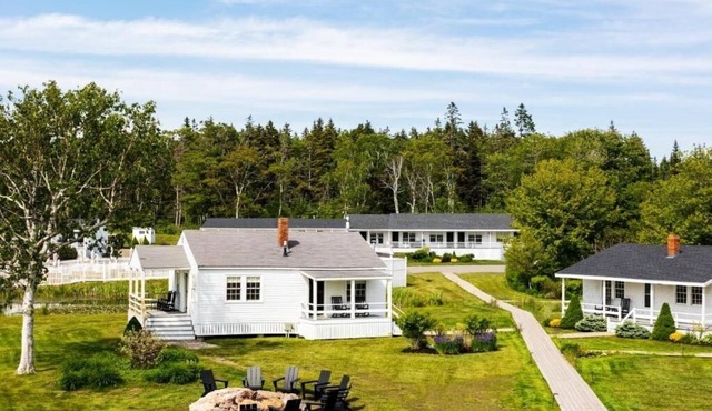 Bluebird Ocean Point Inn | King | Seasonal Outdoor Pool + Private Beach