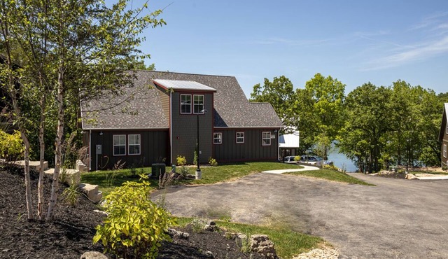 Bluff cabin #6 Luxury Awaits: Bunk Room Extravaganza and 5 Person Hot Tub