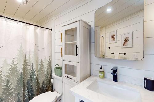 Brand-new dog-friendly home near Hancock Pond with firepit, grill, streaming, AC