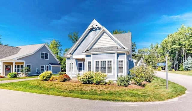 Bright and comfortable 2-level home near the beach w/shared pool, WiFi