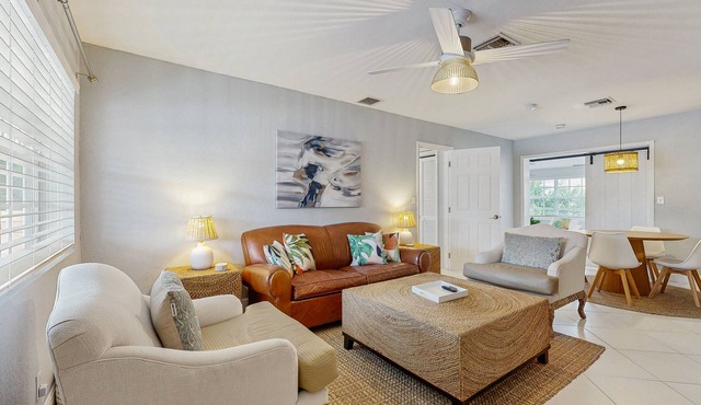 Bright Florida Home - Enclosed Yard, Fully Equipped Kitchen & Great Location