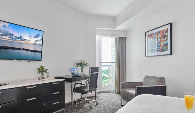 Bright Grove Suite | Walk to Parks & Dining