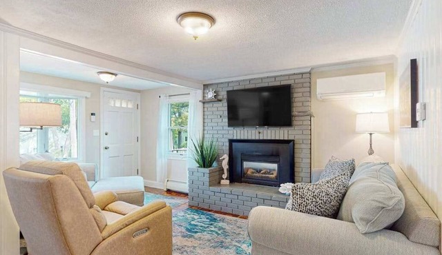 Bright home steps from private beach with kayaks, dock & Onset Bay view