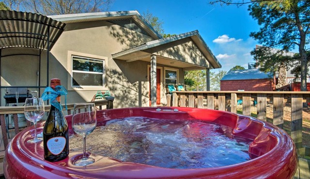 Broken Bow Cottage w/Deck, Hot Tub & Fire Pit!