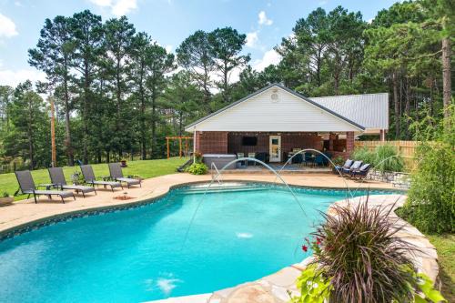 Broken Bow Vacation Rental w/Pool & Hot Tub!
