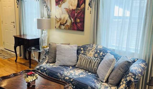 Cameron Grace Charming loft 1-bedroom apt in downtown Winchester